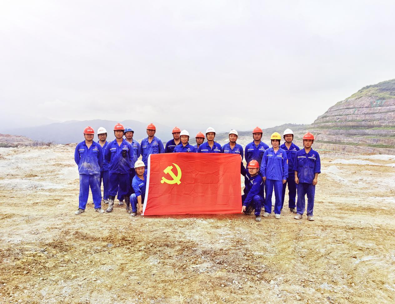 國泰五洲”紅盾筑安“I讓黨旗在項目一線高高飄揚(yáng)